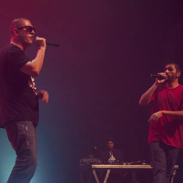 Alexandre Simões e André Simões em batalha de rima no palco